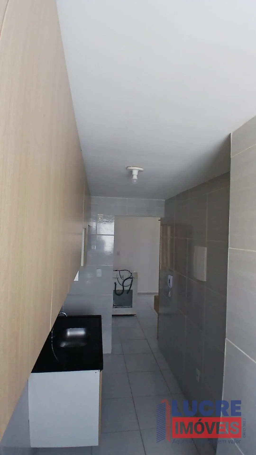 Apartamento com 2 quartos e varanda