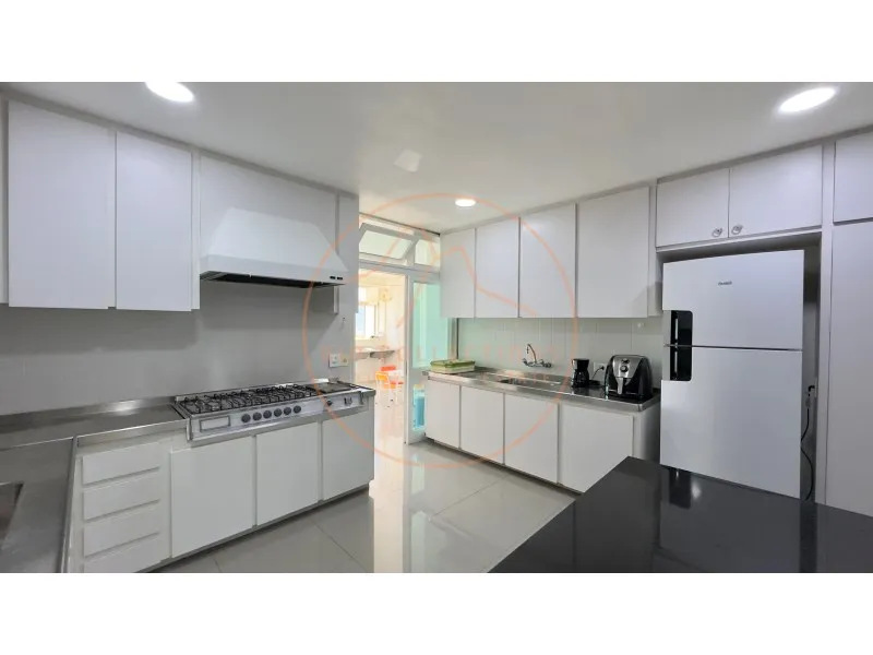 Apartment with 4 bedrooms and 5 bathrooms — photo 39