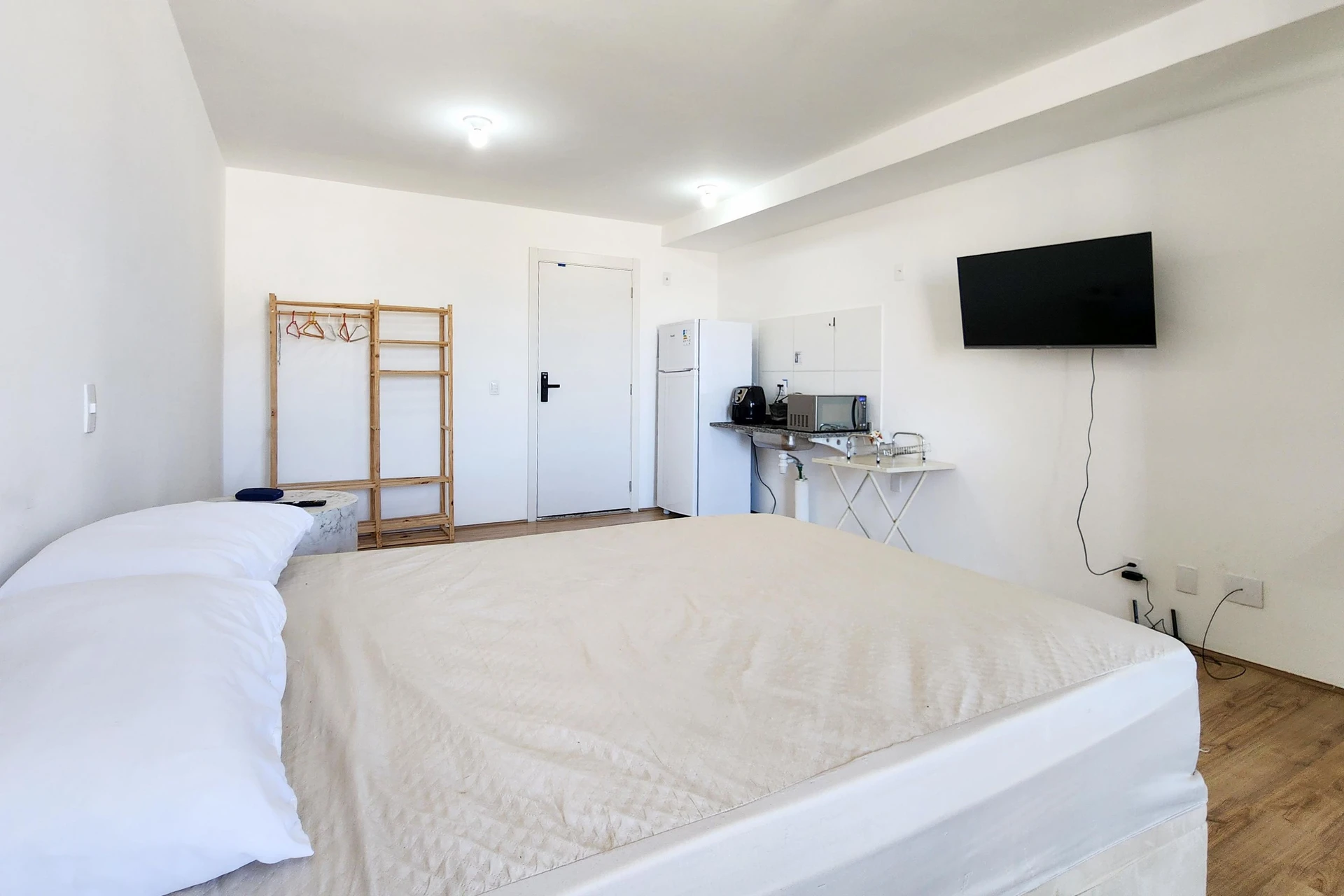 Studio with kitchenette, A/C, and a balcony — photo 13
