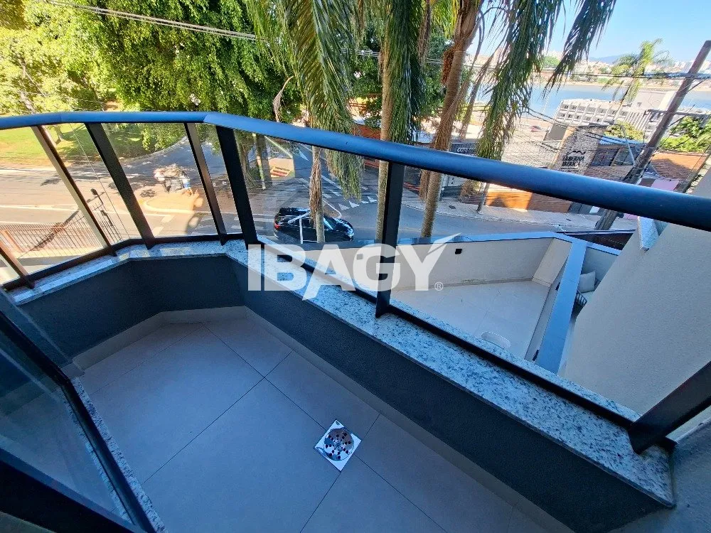 Studio with a glassed-in balcony and open-plan kitchen — photo 140