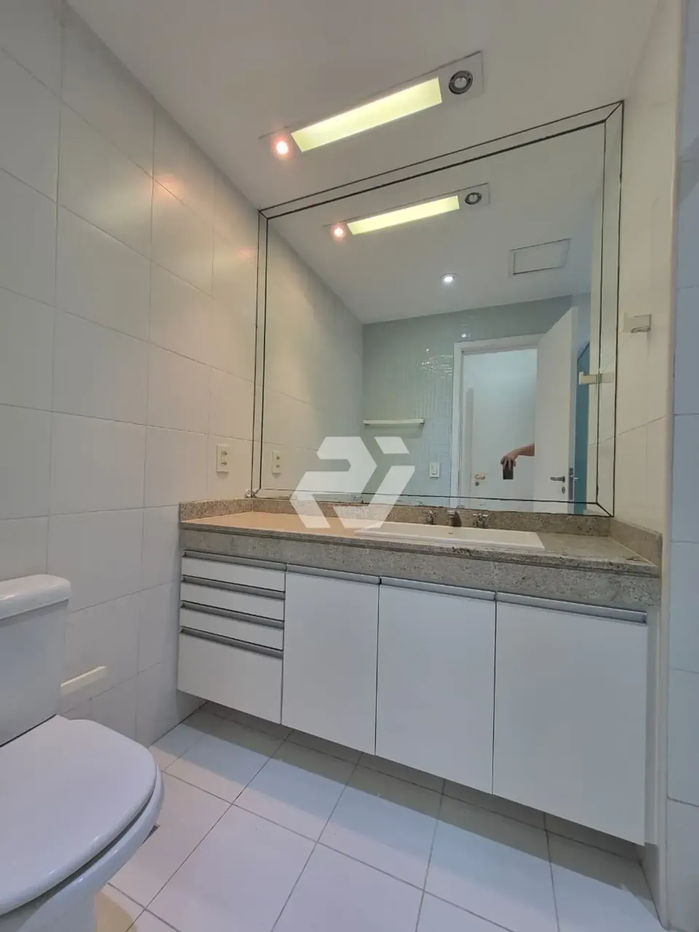 4-bedroom apartment with an enclosed glass balcony — photo 27