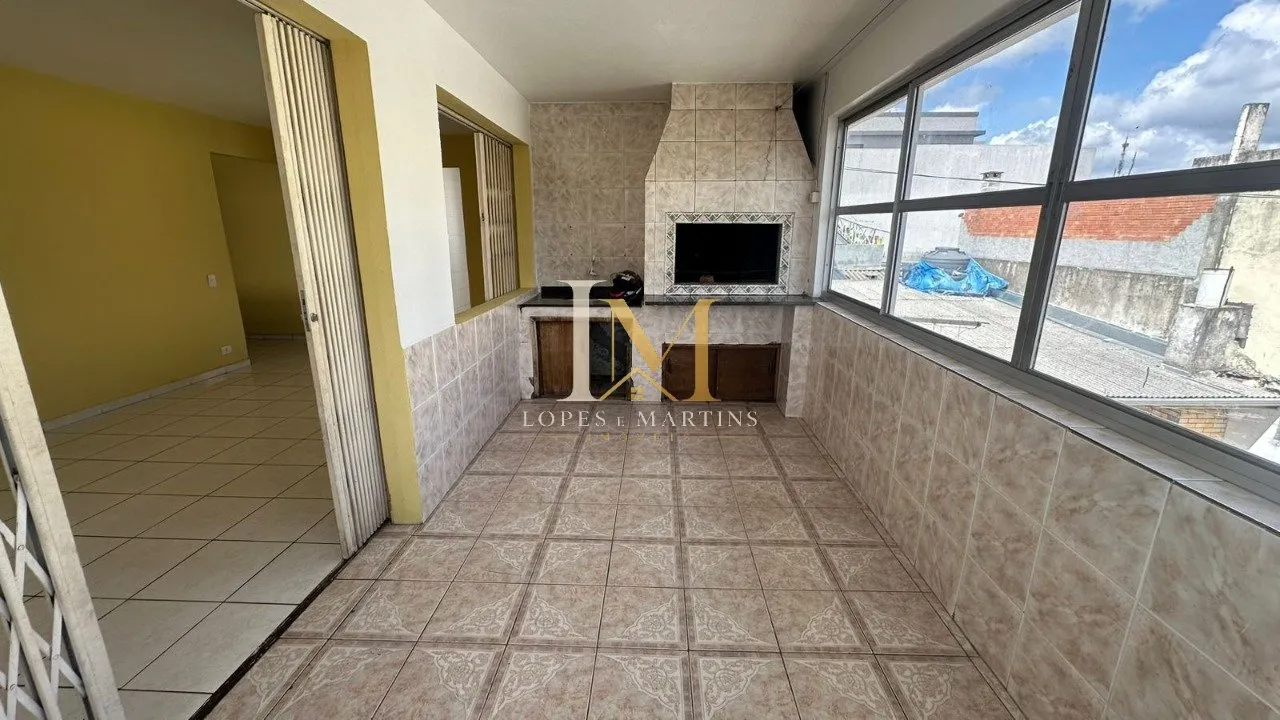 4-bedroom house with a grill on the balcony