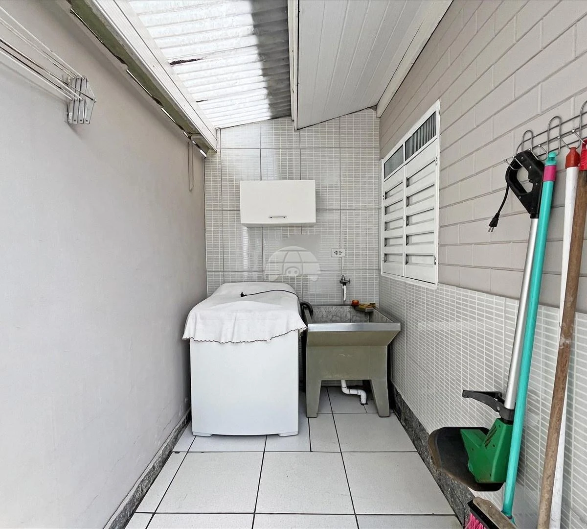 Balcony with a grill in a one-bedroom house, 40 m² — photo 8