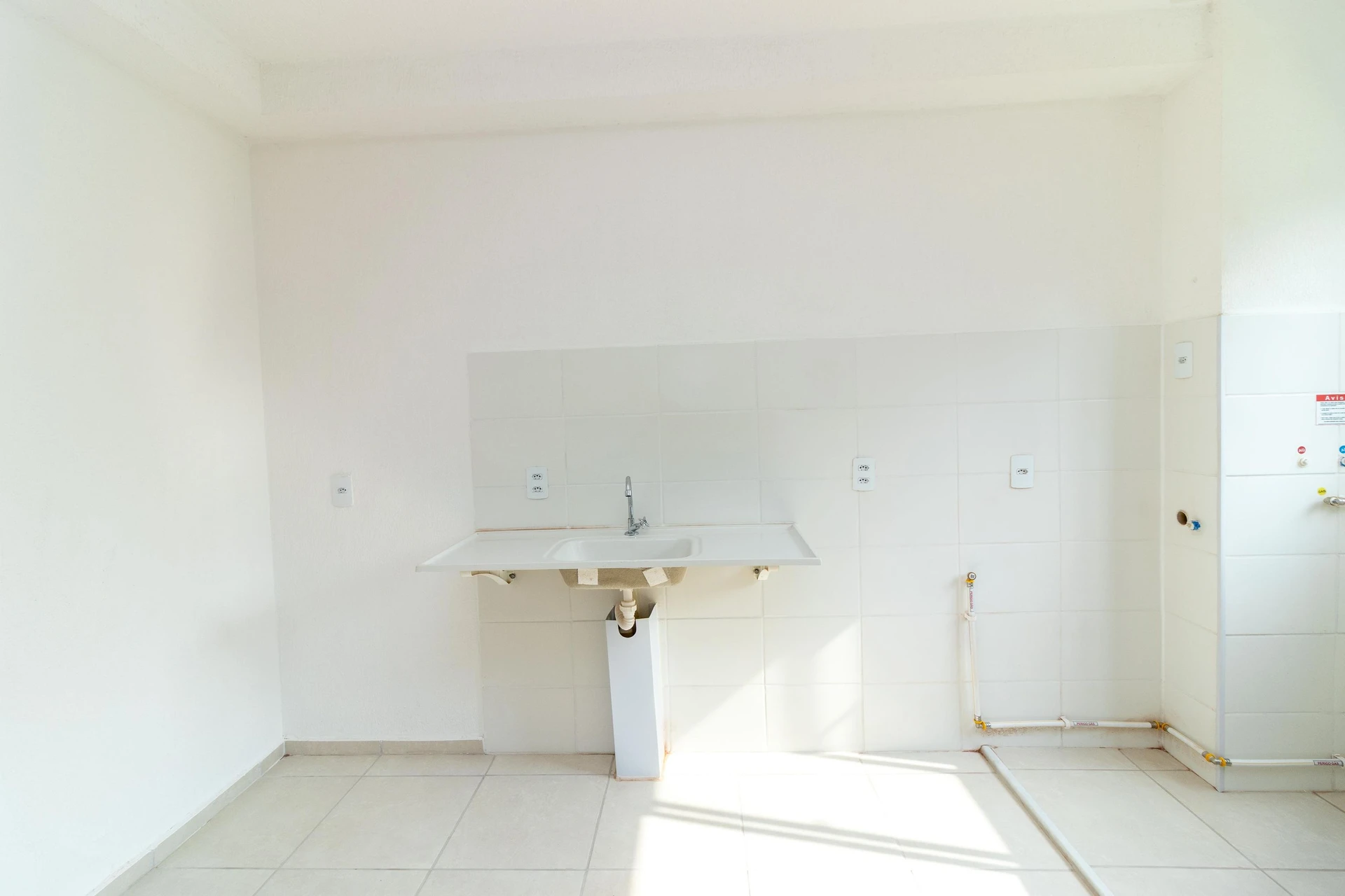One-bedroom apartment in a building with a gym — photo 11