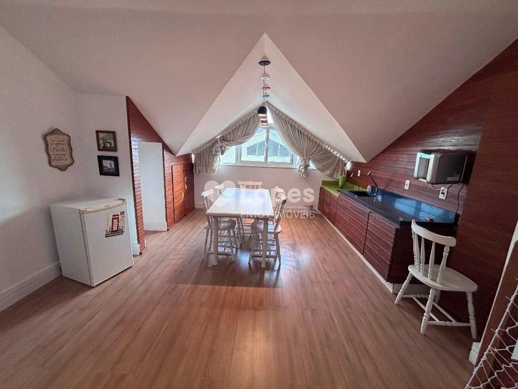 Unfurnished house with 7 bedrooms and 10 bathrooms — photo 48