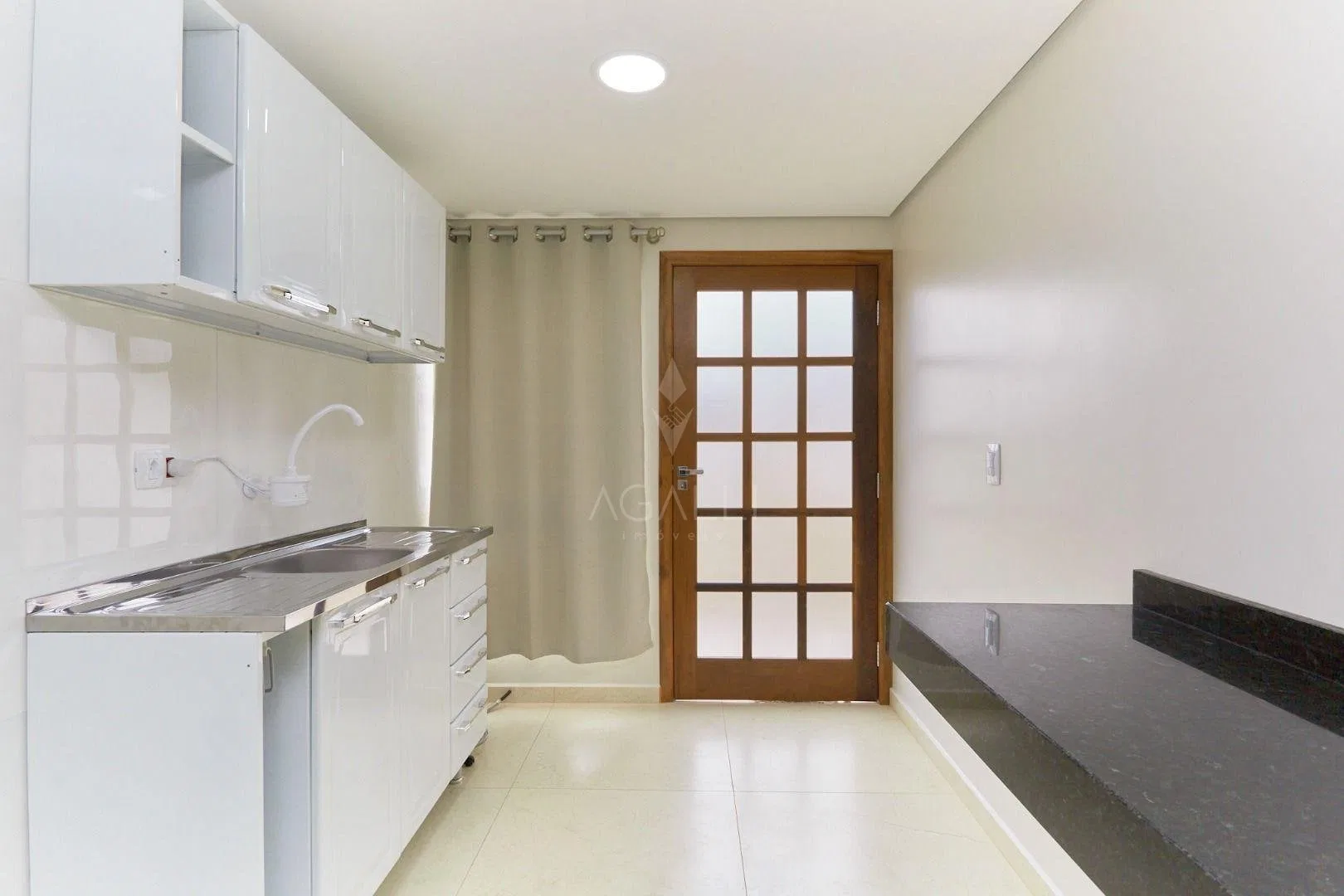25 m² unfurnished studio with glass shower stall — photo 3