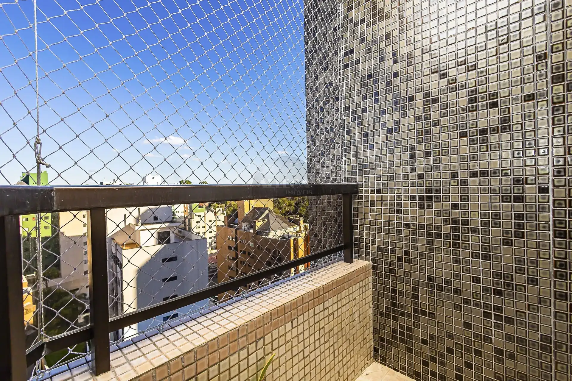 Apartamento com 4 quartos e piso de madeira na sala — photo 9