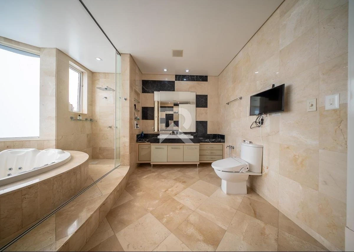 344 m² apartment with floor-to-ceiling windows and a bathtub — photo 16
