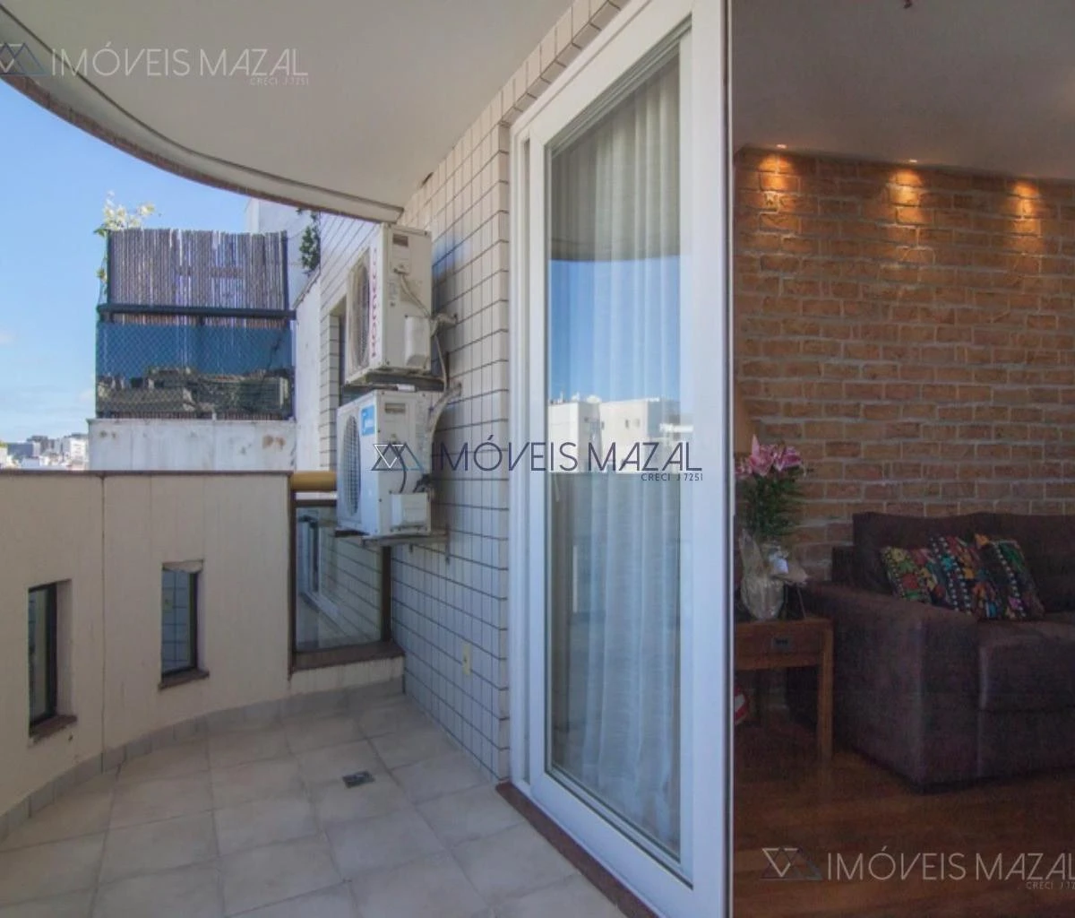 Glass-enclosed balcony in a one-bedroom apartment, 102 m² — photo 22