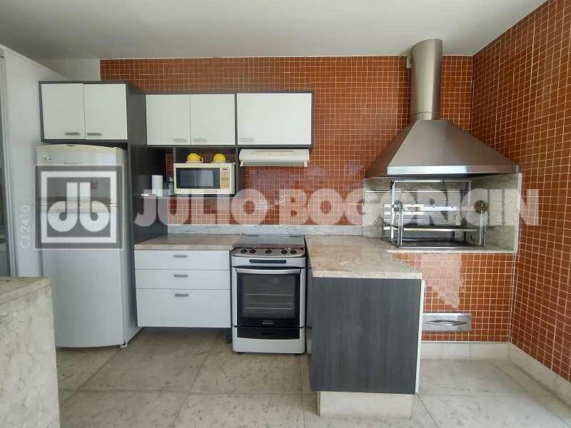 Furnished apartment with 3 bedrooms and a balcony — photo 24