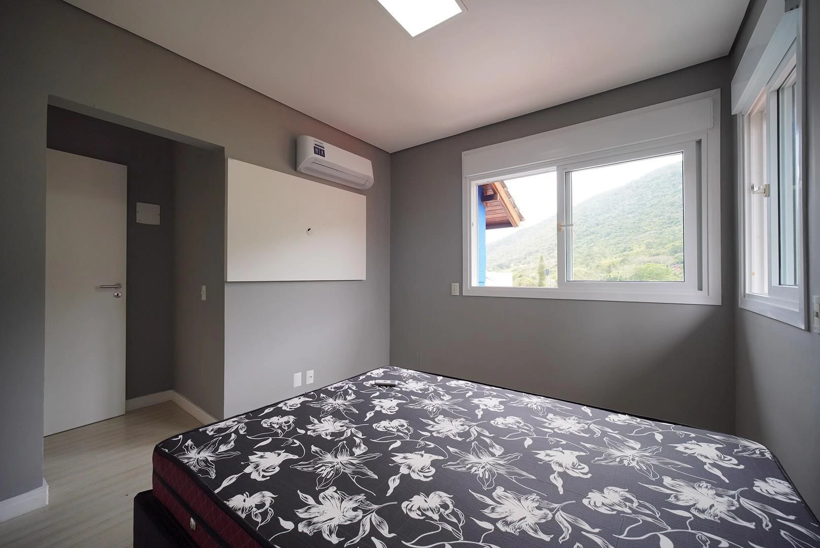 4-bedroom house with a mountain view in Florianópolis — photo 26
