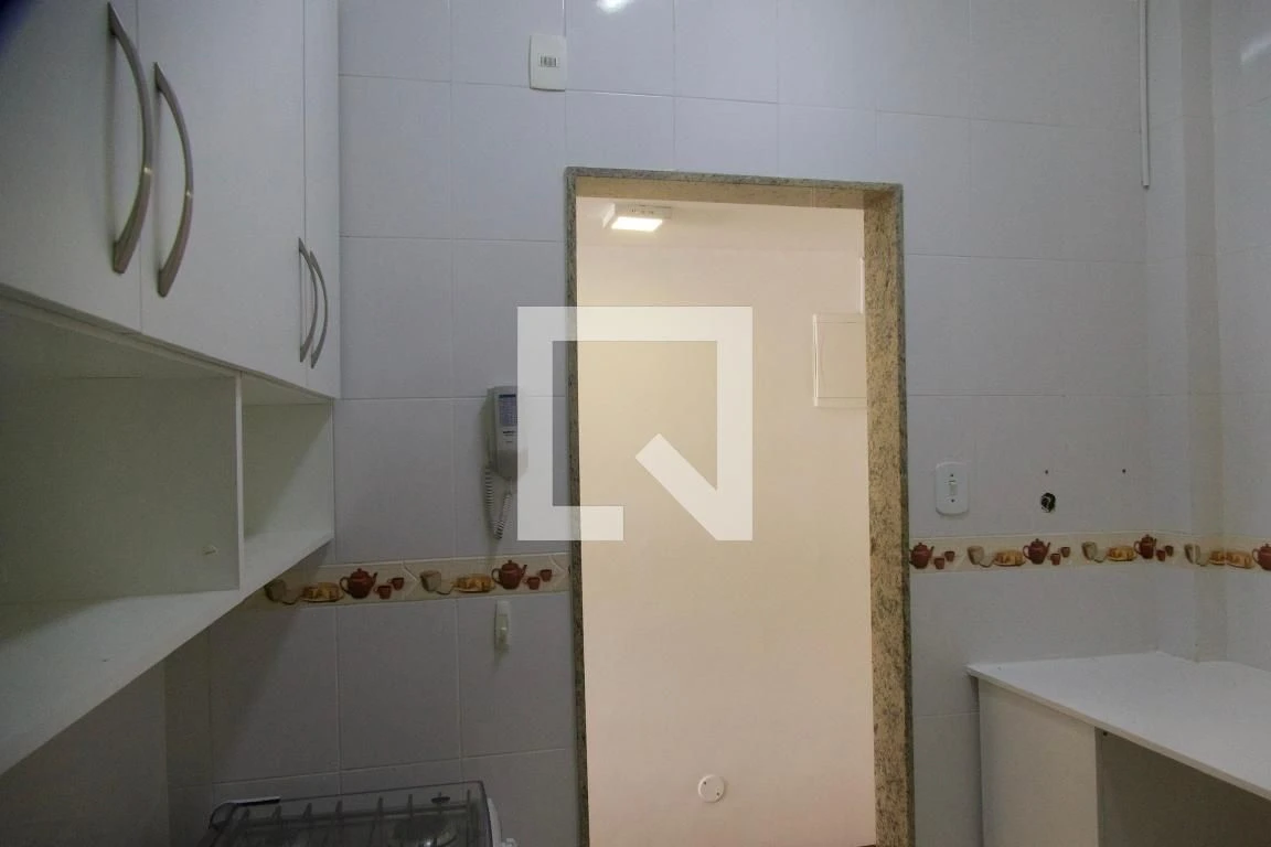 Unfurnished 1-bedroom apartment with a separate kitchen — photo 8