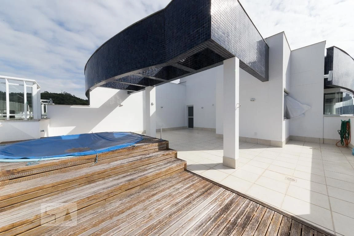 Glass-enclosed balcony in a 2-bedroom apartment, 189 m² — photo 15
