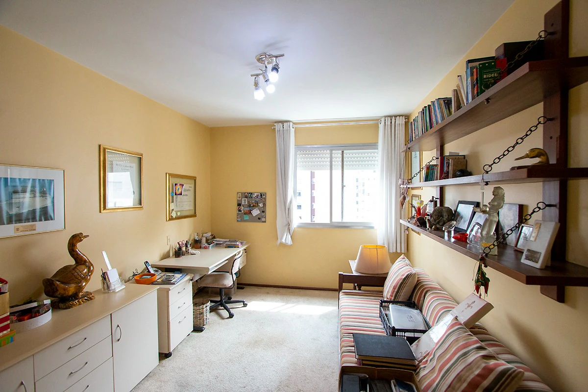 Glass-enclosed balcony in a 4-bedroom apartment, 382 m² — photo 28
