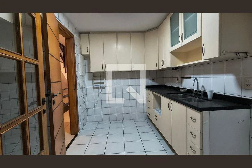 Sobrado em condomínio com 3 suítes e varanda de vidro — photo 47
