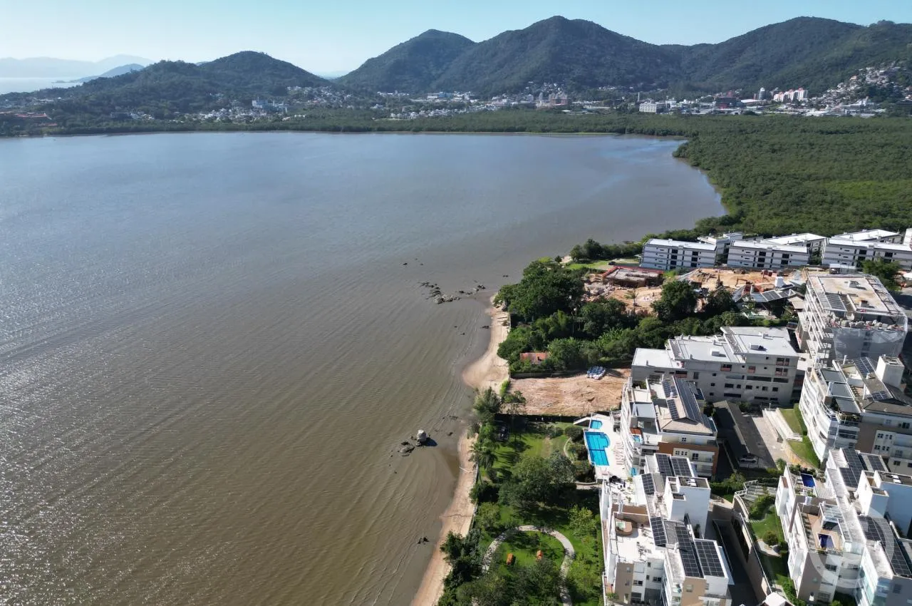3-bedroom apartment with a water view — photo 5