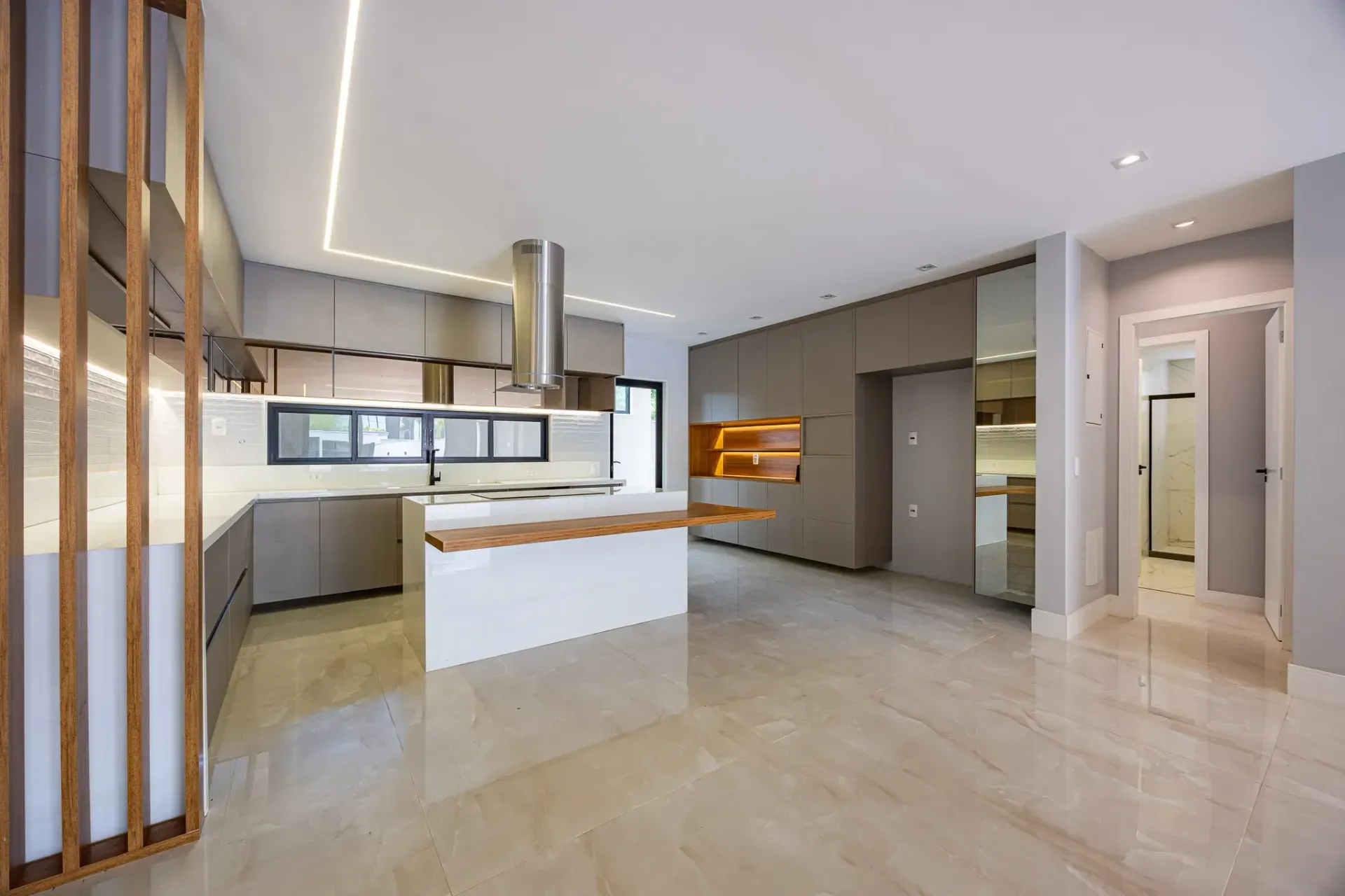 Furnished house with 5 suites and floor-to-ceiling windows — photo 23