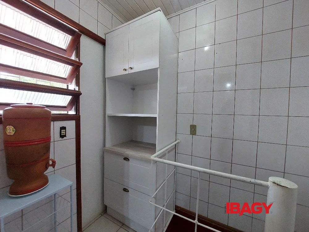 2-bedroom house with a mountain view in Florianópolis — photo 10