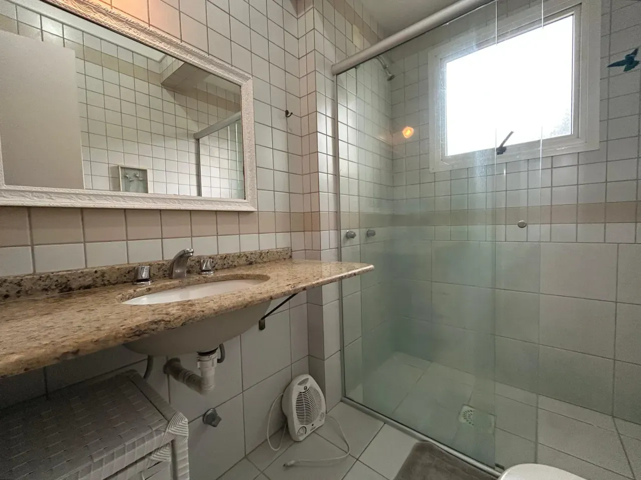 Bathtub in a 3-bedroom apartment, 114 m² — photo 40