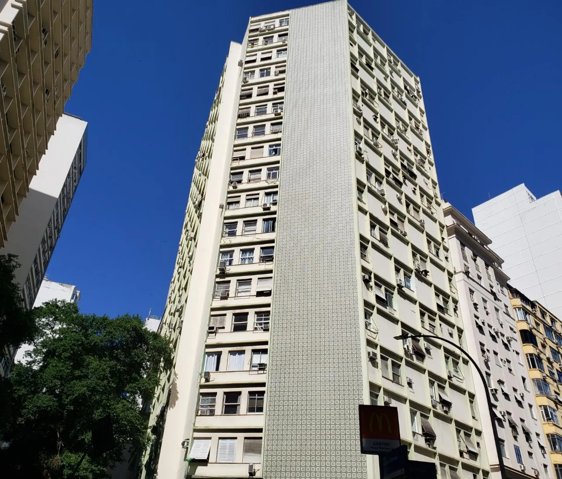 Studio com piso de madeira ou laminado, Centro — photo 7
