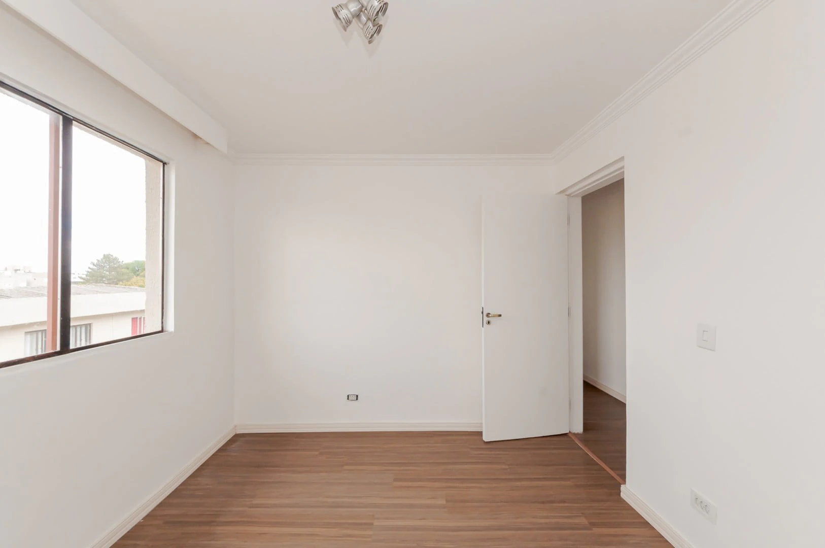 3-bedroom apartment with wood or laminate floors in Curitiba — photo 25