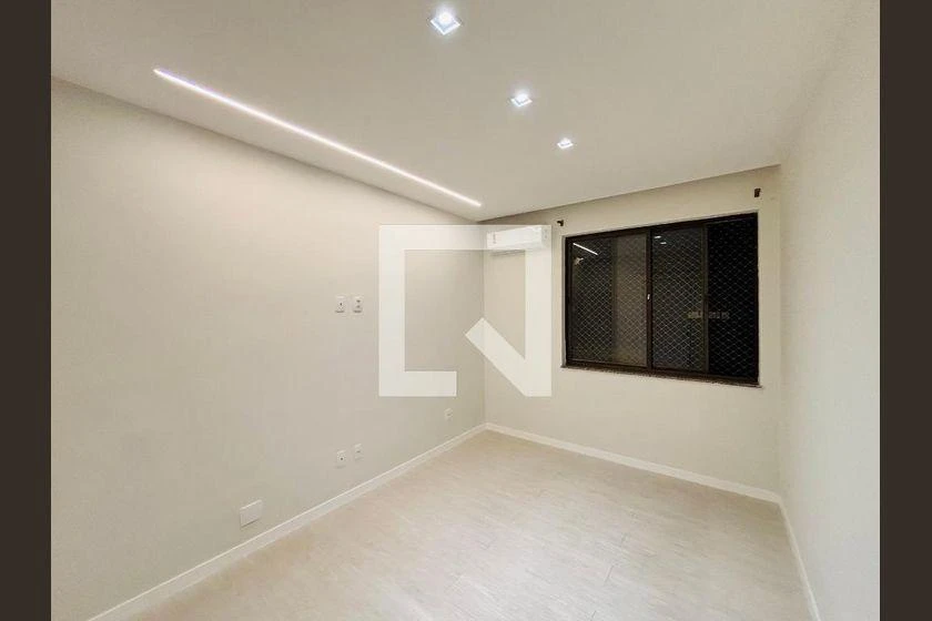 Walk-in closet in a 3-bedroom apartment, 120 m² — photo 30