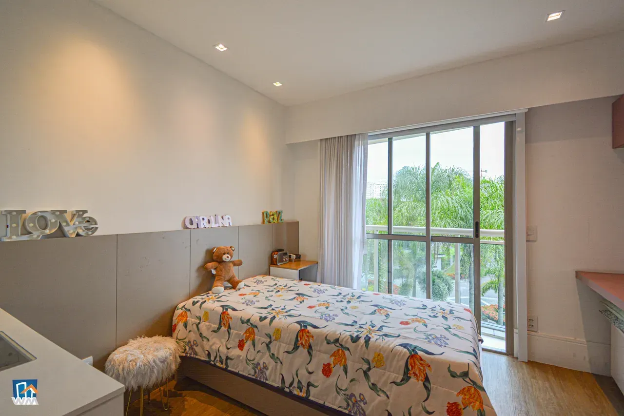 4-bedroom apartment with open-plan kitchen and electric stove — photo 16