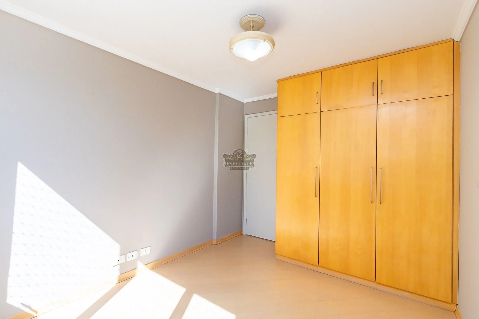 Wood or laminate floors in a 3-bedroom apartment, 86 m² — photo 17
