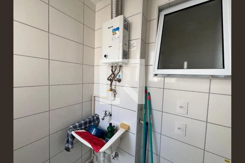 Квартира з 2 спальнями та дерев'яною підлогою або ламінатом