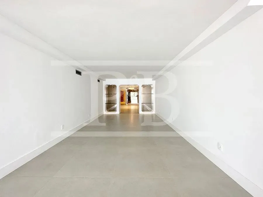 3-bedroom apartment with enclosed glass balcony — photo 16