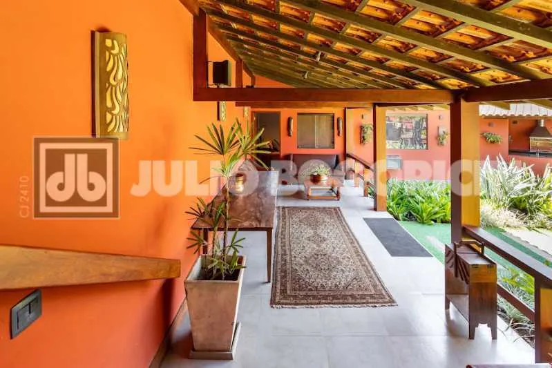 Balcony with a grill in a 5-bedroom house, 392 m² — photo 26