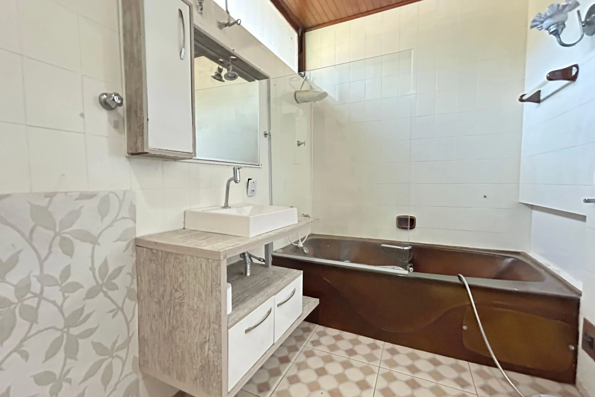 300 m² house with a jacuzzi and a bathtub — photo 45