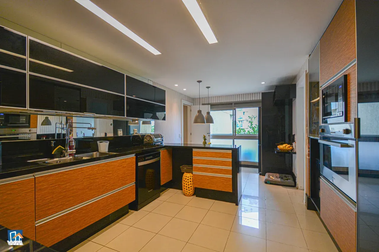 4-bedroom apartment with open-plan kitchen and electric stove — photo 34