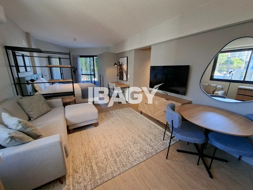 Studio with a glassed-in balcony and open-plan kitchen — photo 24