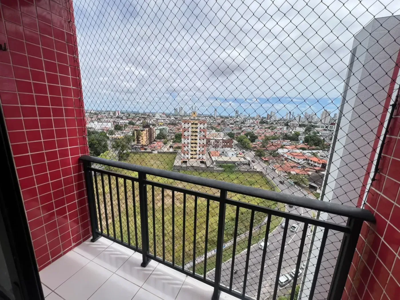 Apartamento de 2 quartos em condomínio com piscina
