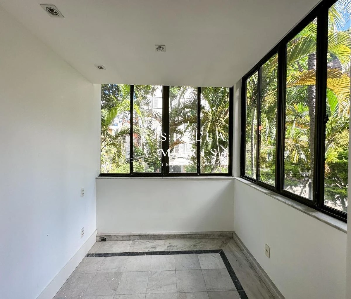 Glass-enclosed balcony in a 5-bedroom house, 402 m² — photo 19