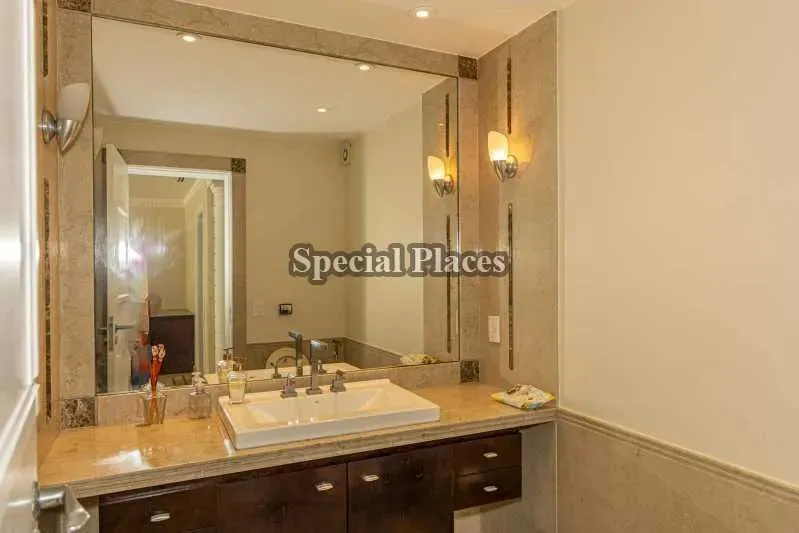Furnished home with 5 bedrooms and 5 parking spaces — photo 2