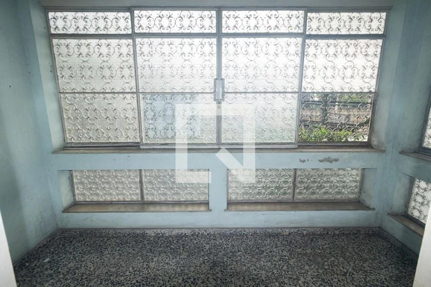 6-bedroom house with a glass-enclosed balcony — photo 3