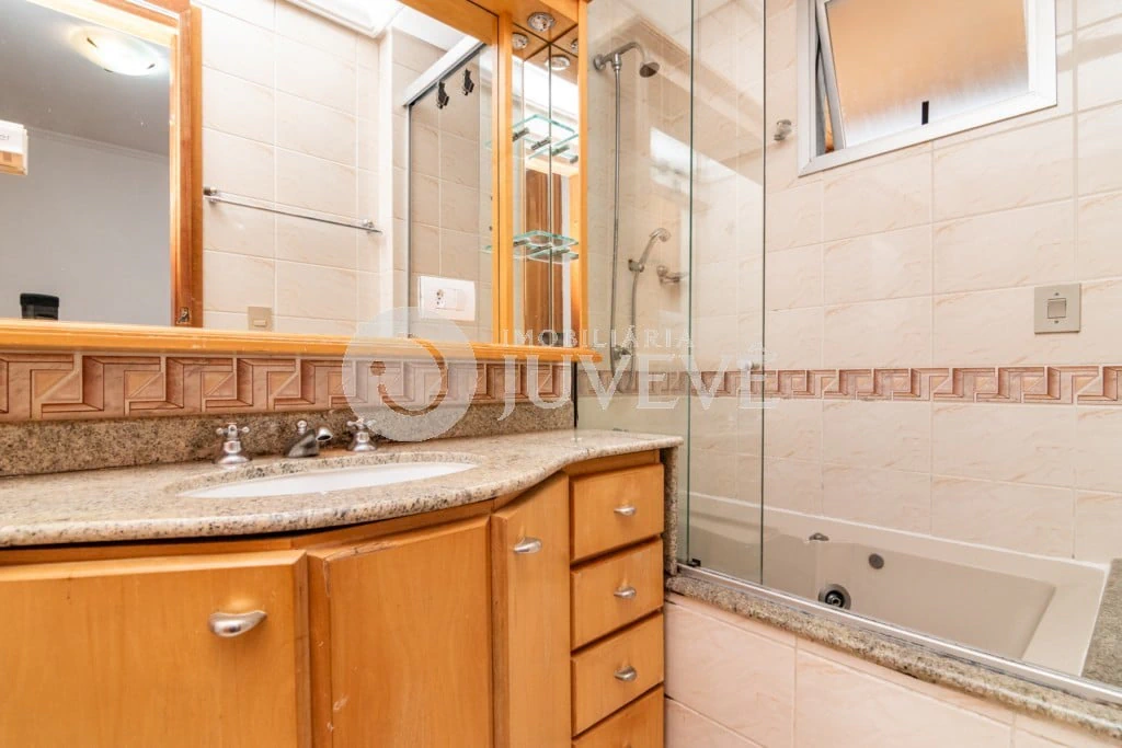 130 m² apartment with a walk-in closet and a bathtub — photo 21