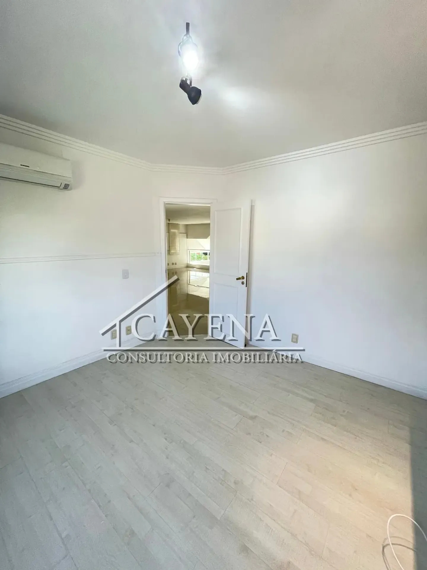 4 quartos e banheira: casa de 650 m² — photo 28