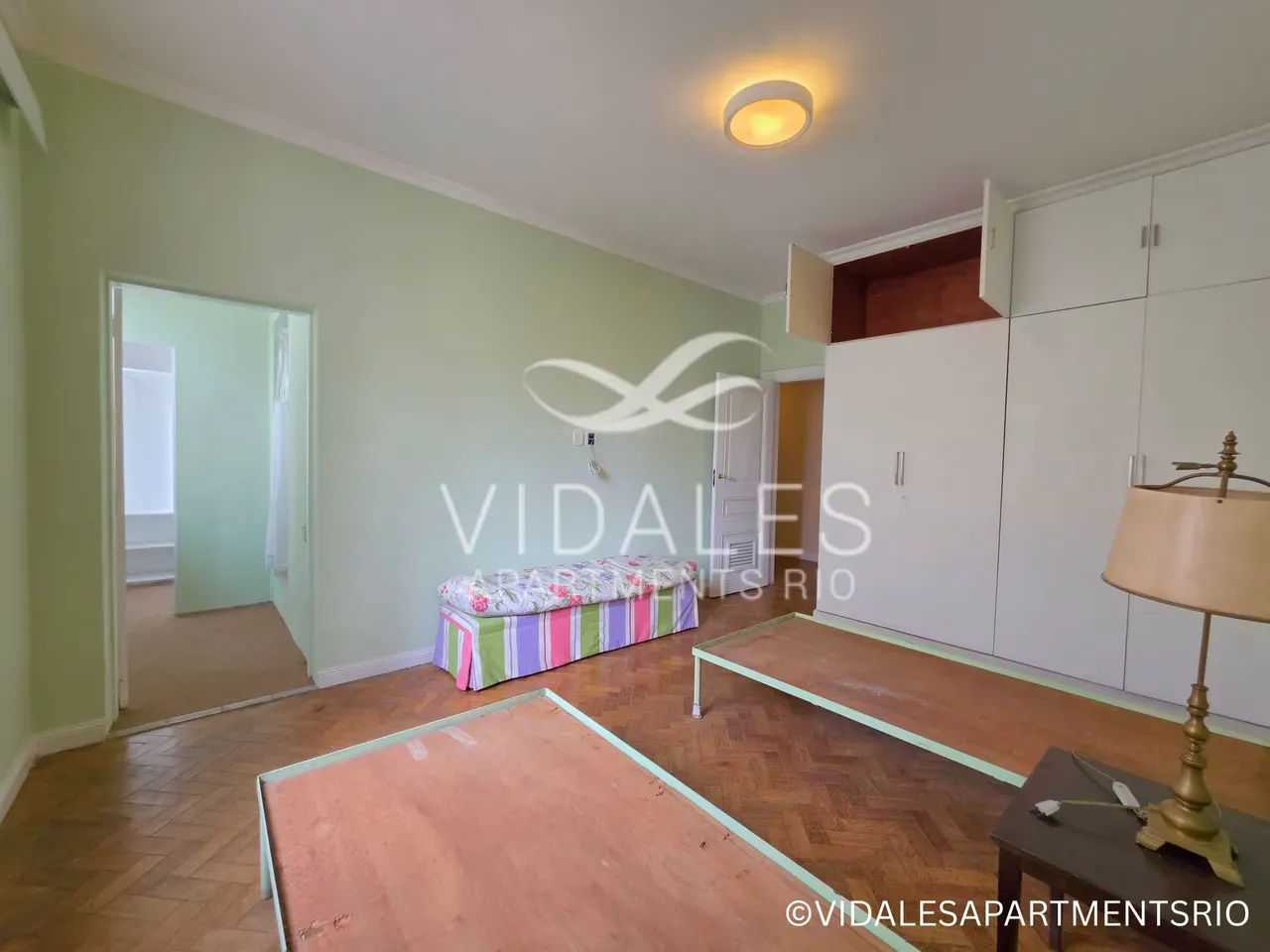 Unfurnished 4-bedroom apartment with a glassed-in balcony — photo 23