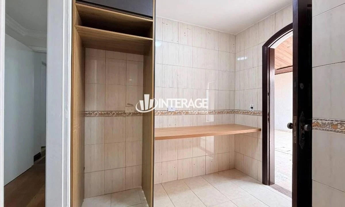 Wood or laminate floors in a 4-bedroom house, 200 m² — photo 15