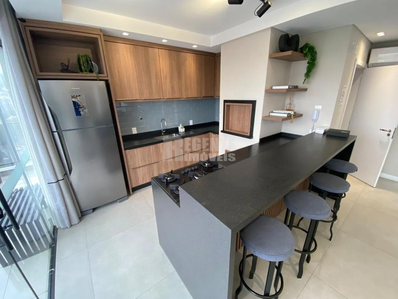 One-bedroom apartment in a building with a gym — photo 9