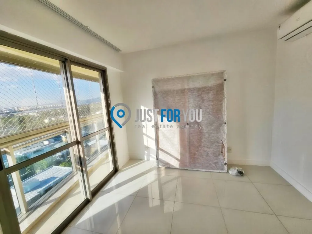 4-bedroom apartment with 233 m² and 5 bathrooms — photo 39