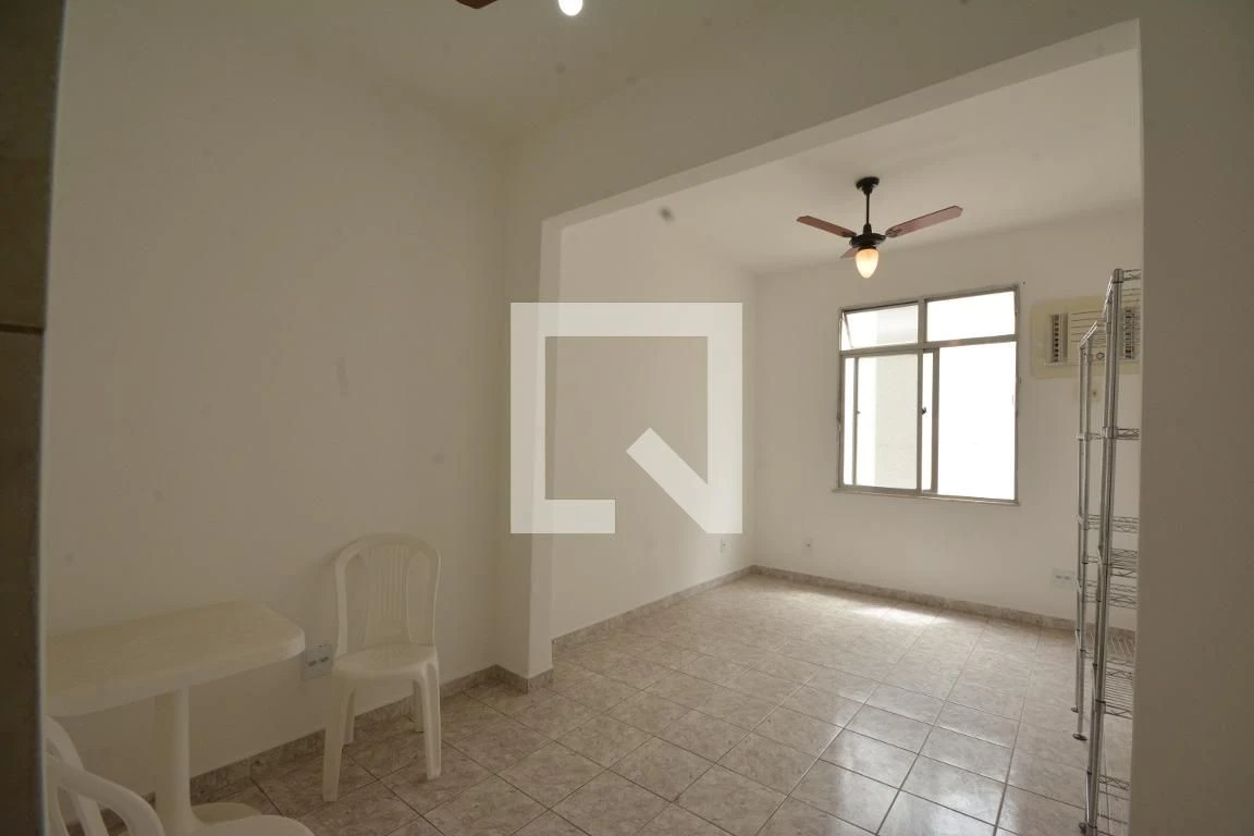 Apartamento sem mobília com vista da janela e 1 quarto — photo 11