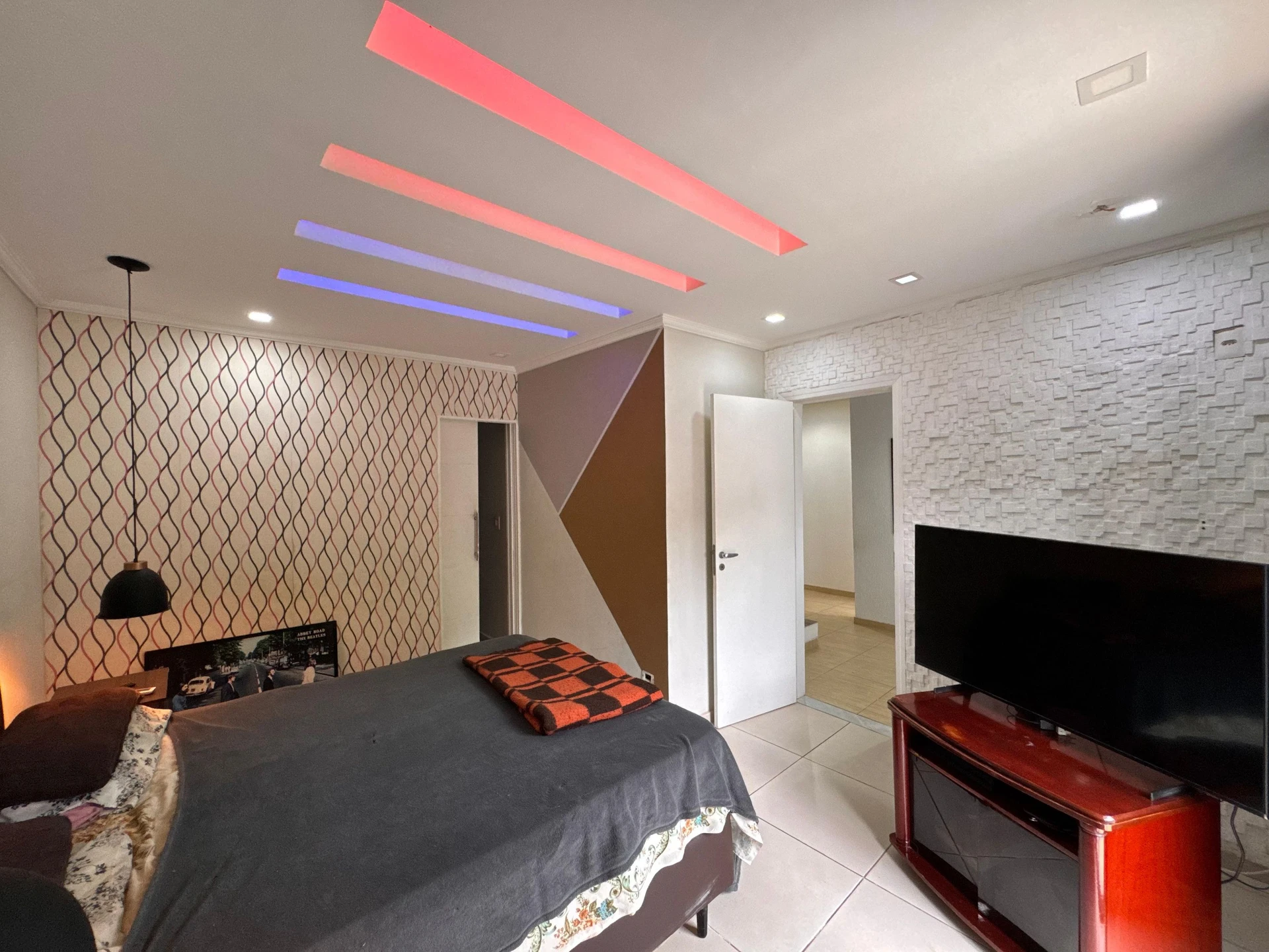 Furnished condo house with 3 bedrooms and laundry setup — photo 8