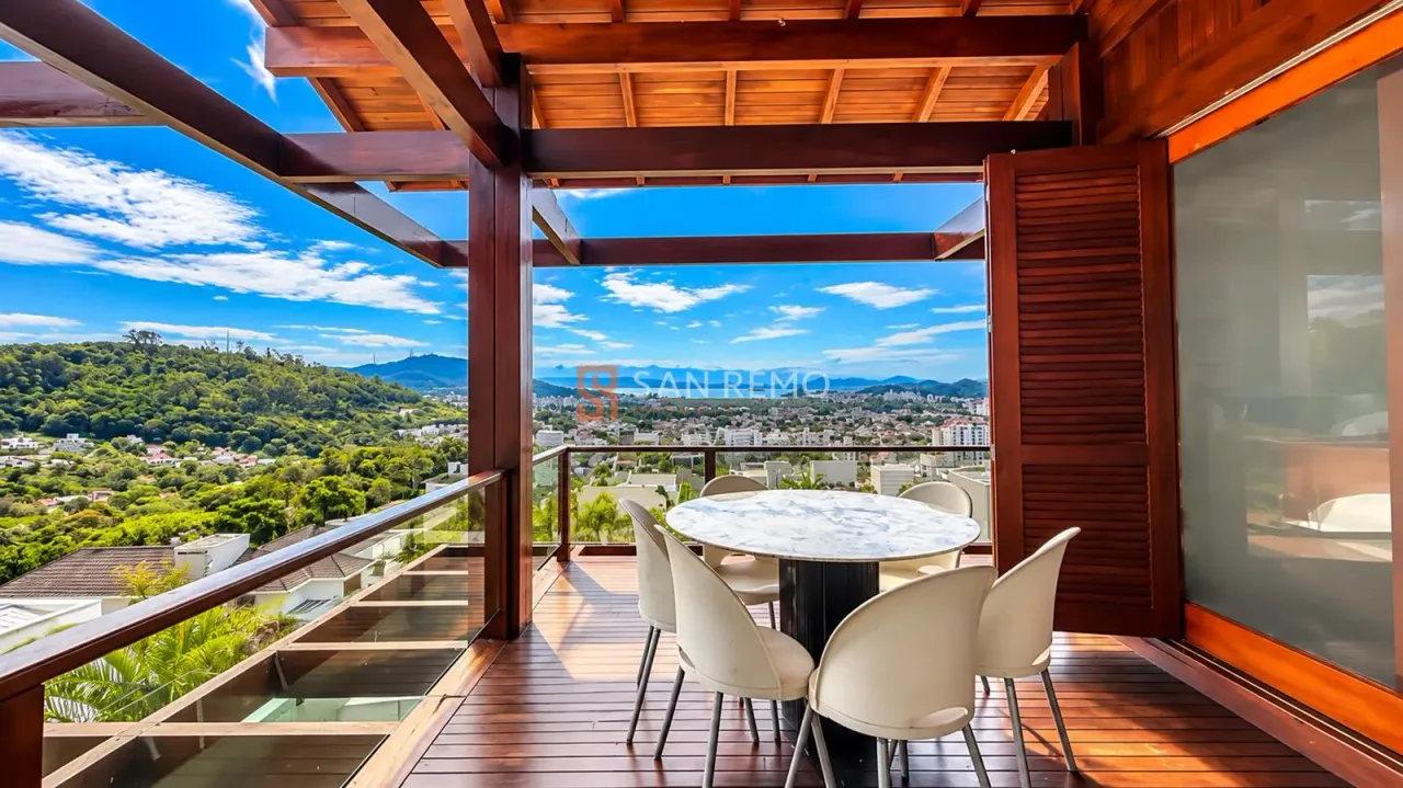 Balcony with a grill in a 5-bedroom house, 689 m² — photo 5