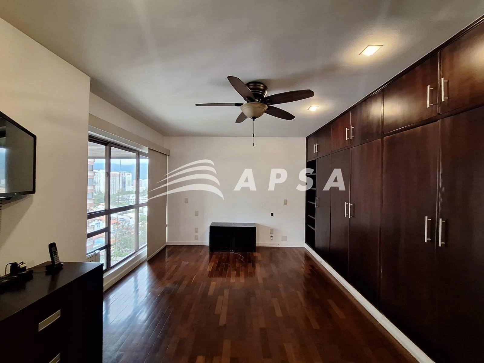 4-bedroom apartment in a building with a sauna — photo 12