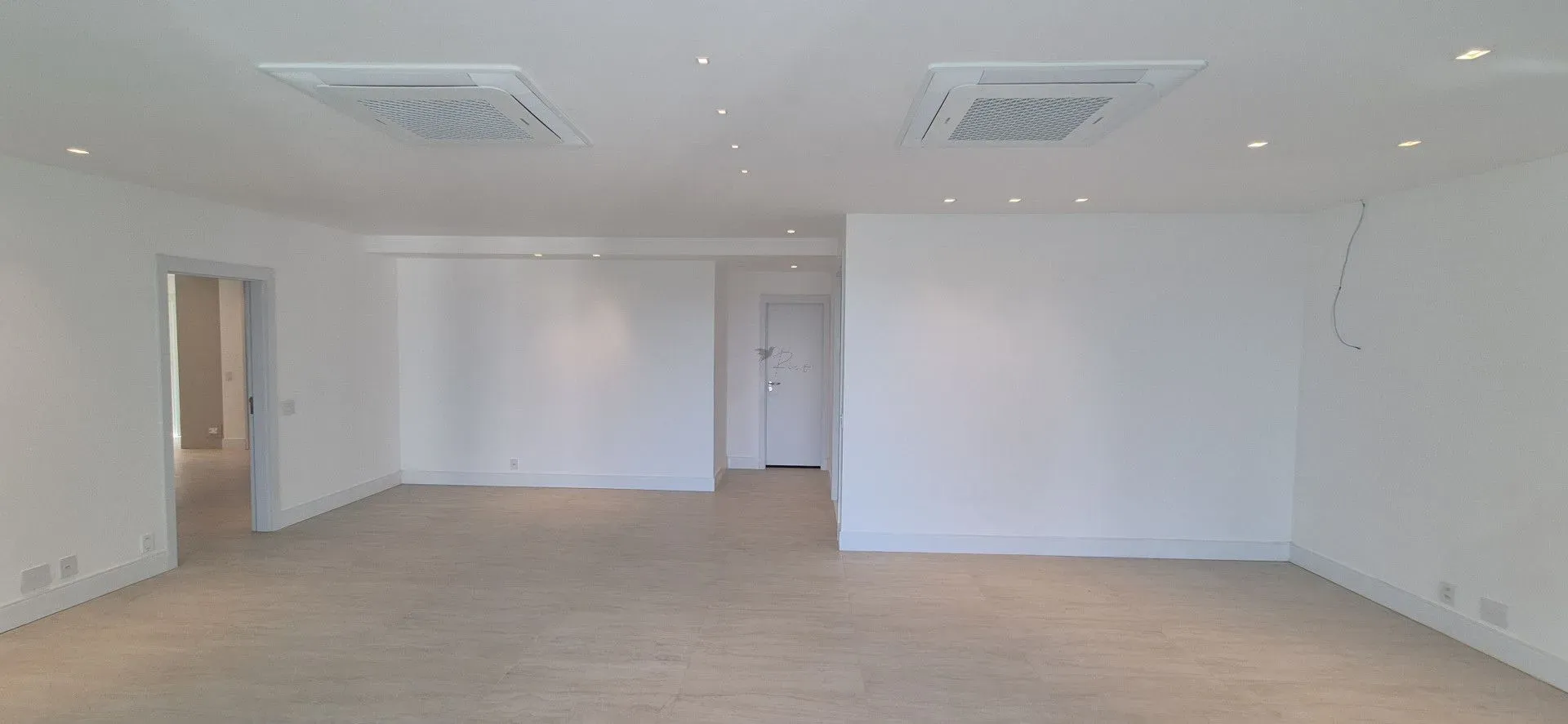 Unfurnished 4-bedroom apartment with closed kitchen — photo 25