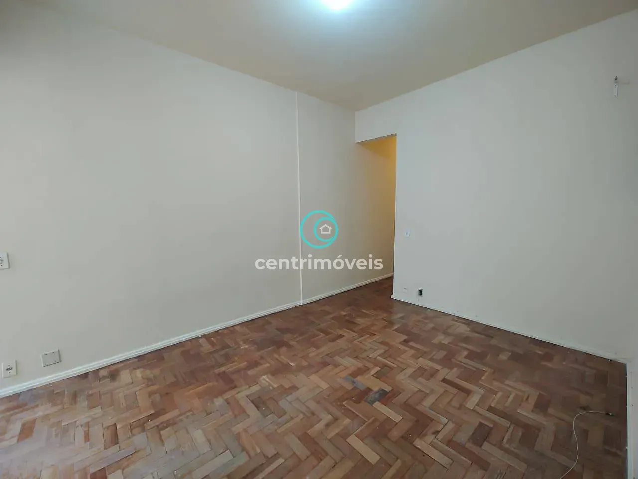 Wood or laminate floors in a one-bedroom apartment, 52 m² — photo 24